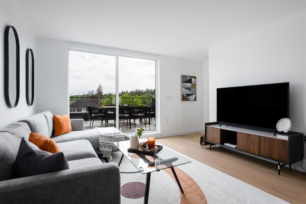 90 W King Edward Ave, #211