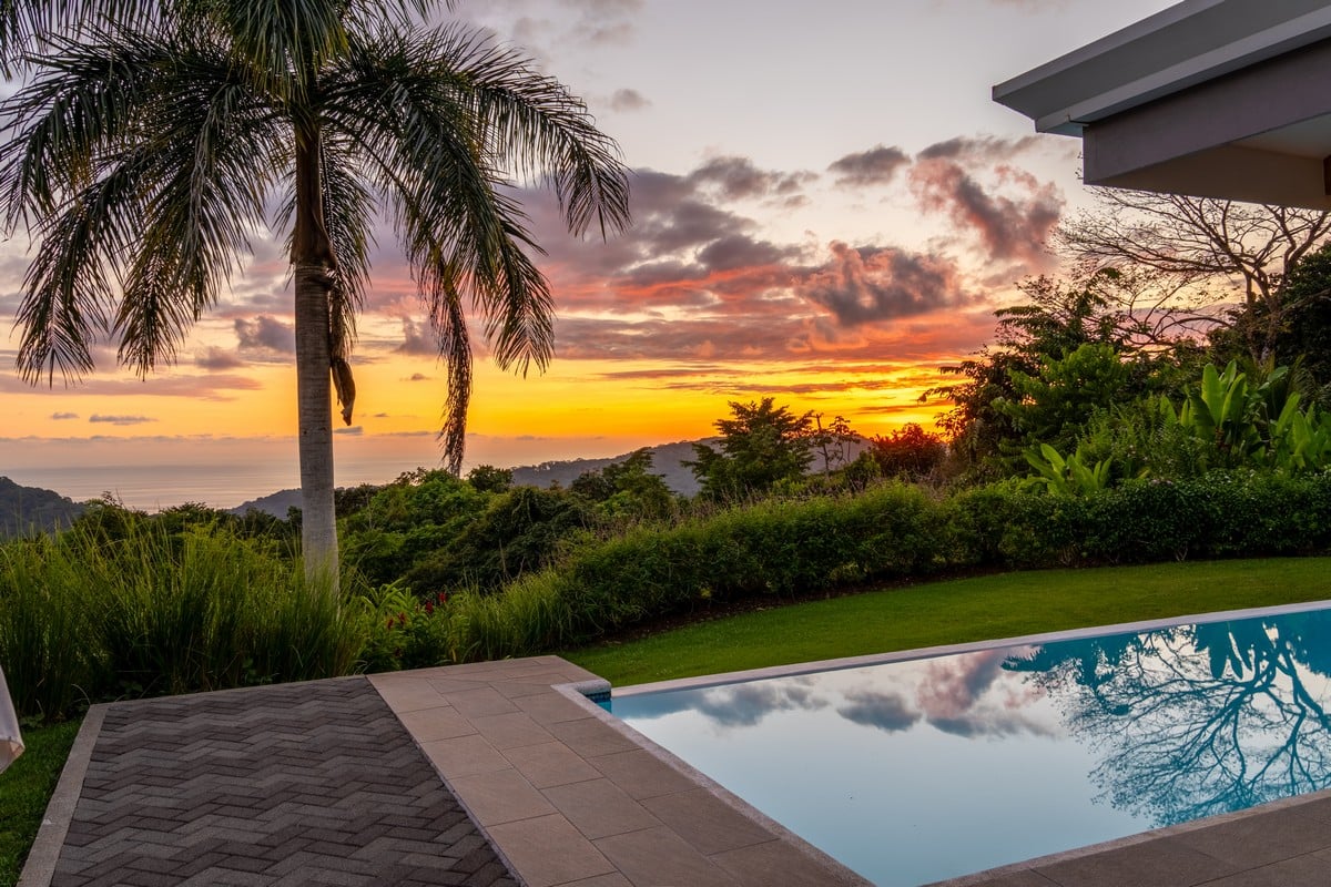  3 Bedroom Stunning Luxury Home Featuring Sweeping Valley & Ocean Views, 5.67 ACRES 