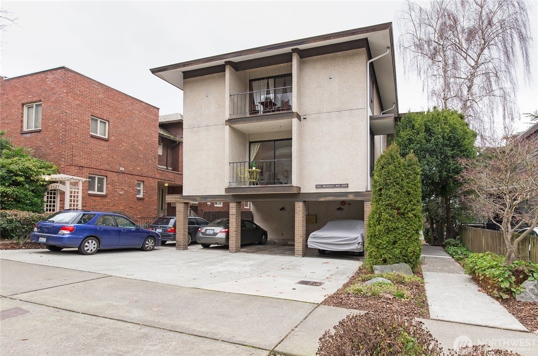 2633 Franklin Avenue E #201