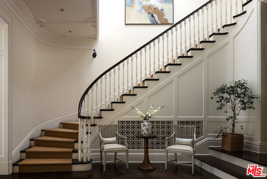 Mandeville Canyon Rd, 90049