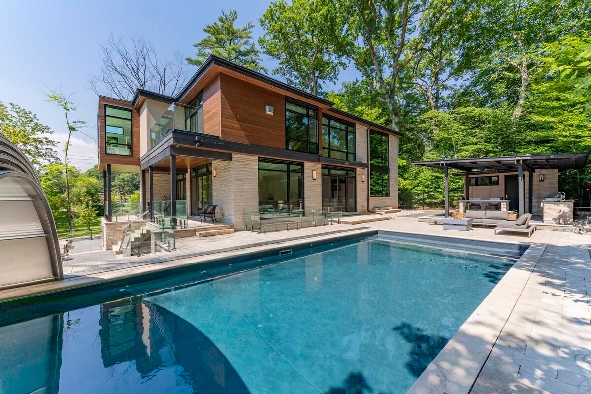 250 Mineola Rd W
