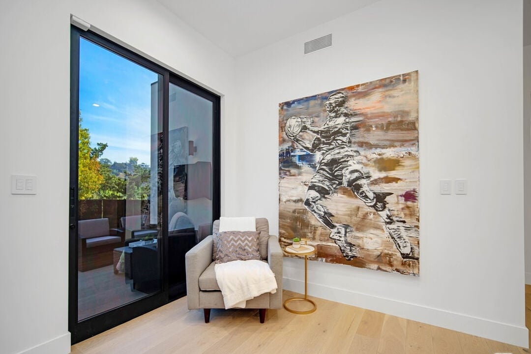 Canyon Lake Dr, 90068