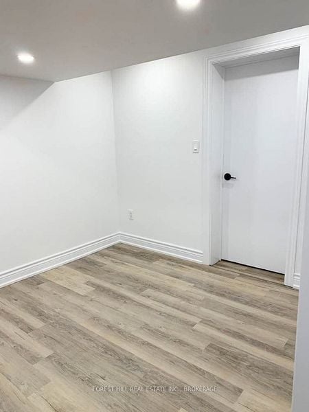 291 Brighton Ave Unit: Lower