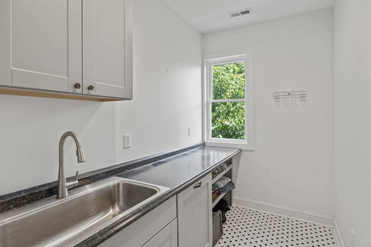 200 W Roanoke Park Dr