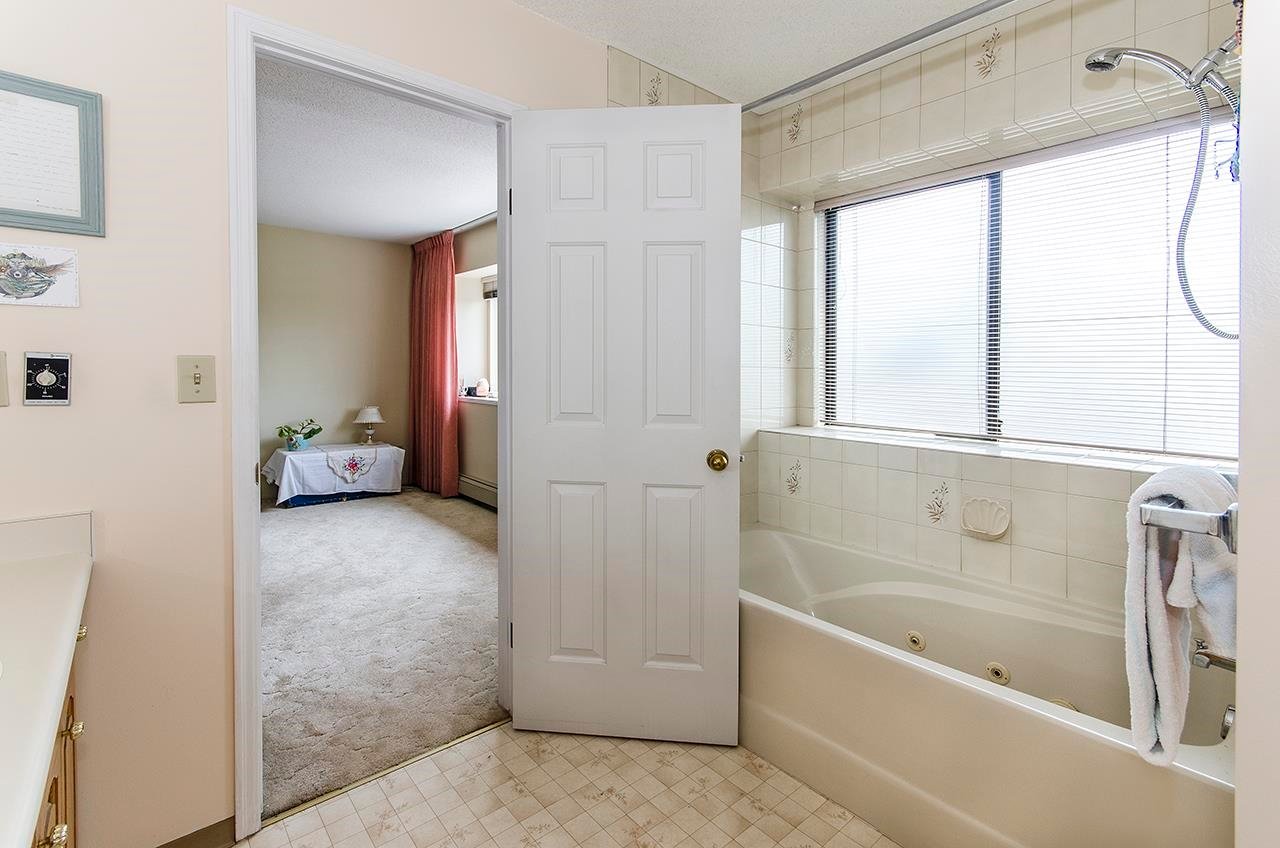 718 Foster Ave