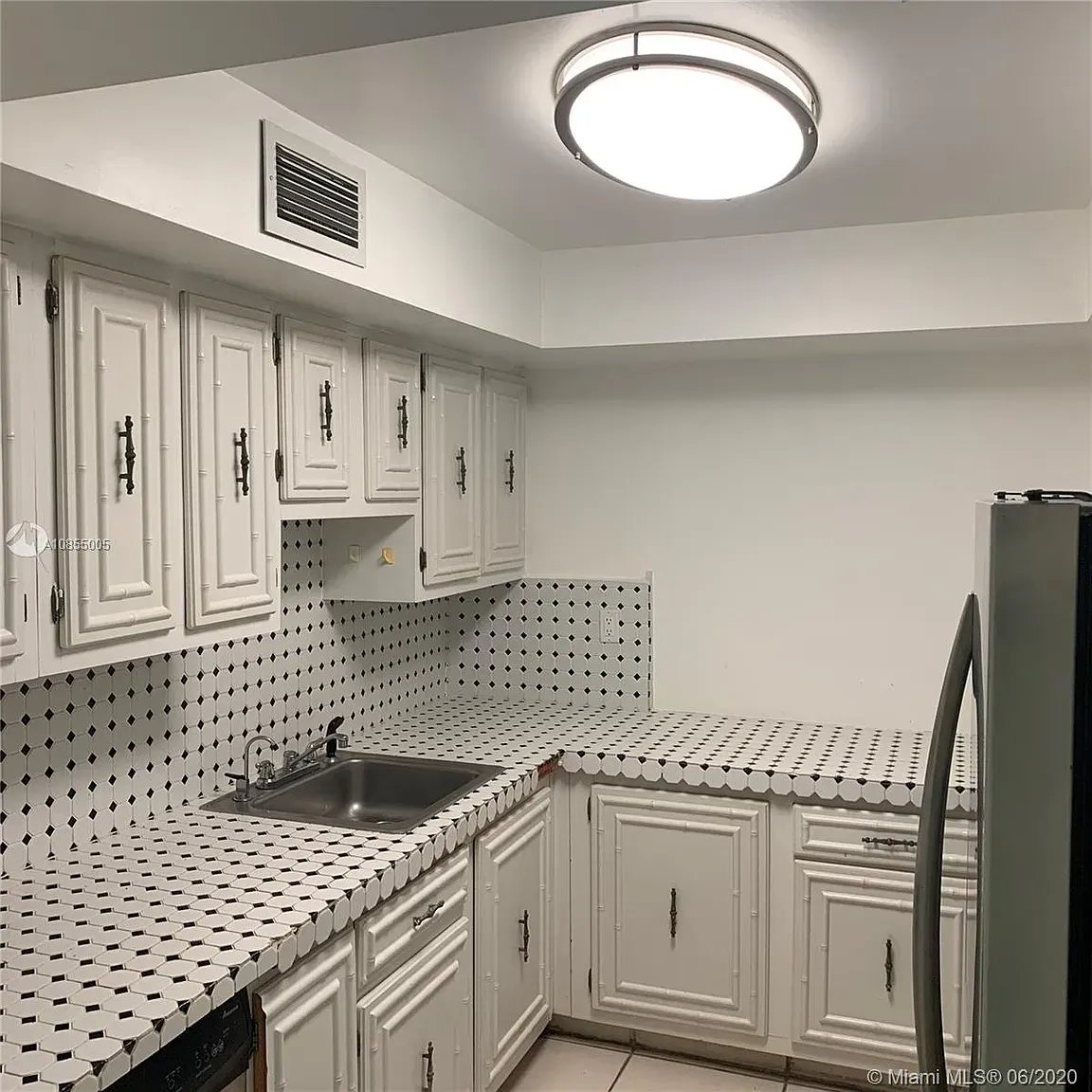 2655 Collins Ave APT 402