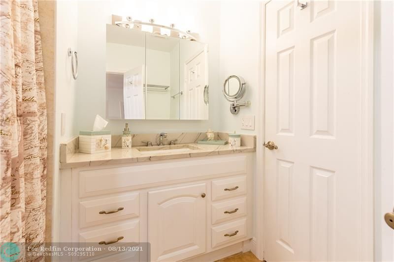 2424 SE 17th St Unit 106B