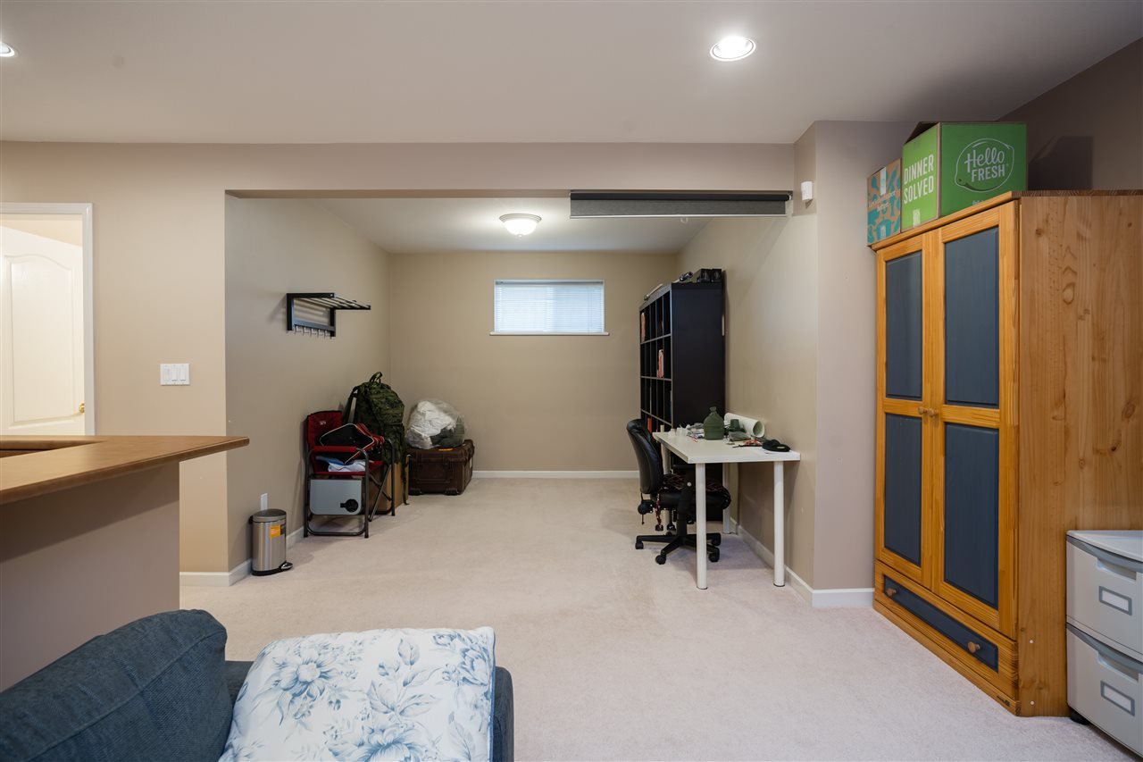 2975 Pinetree Close