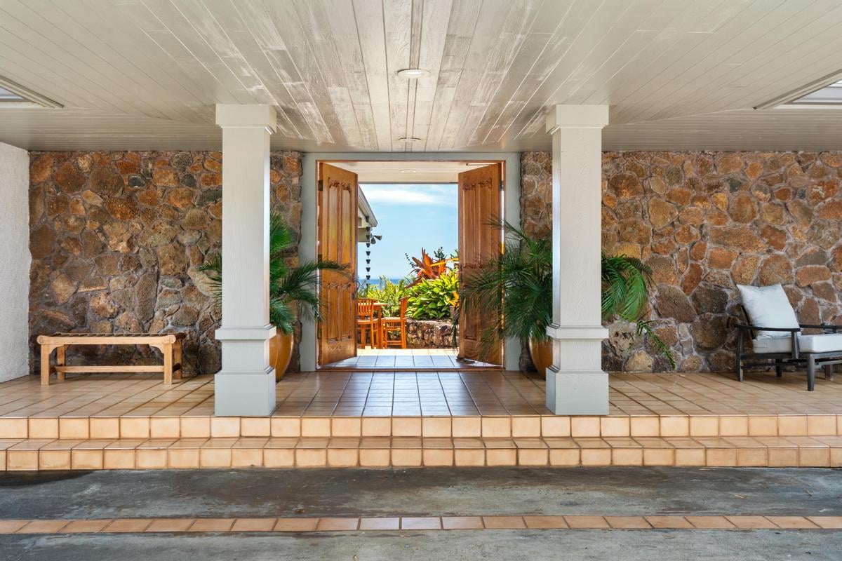 PUAKEA BAY DR - 11 ACRE ESTATE- 5 BEDROOM 6 BATHROOM RESIDENCE - RESORT STLYE POOL & SPA - $4,350,000