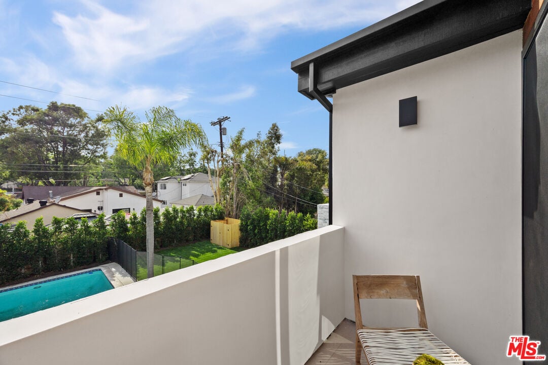 Castle Heights Pl, 90034