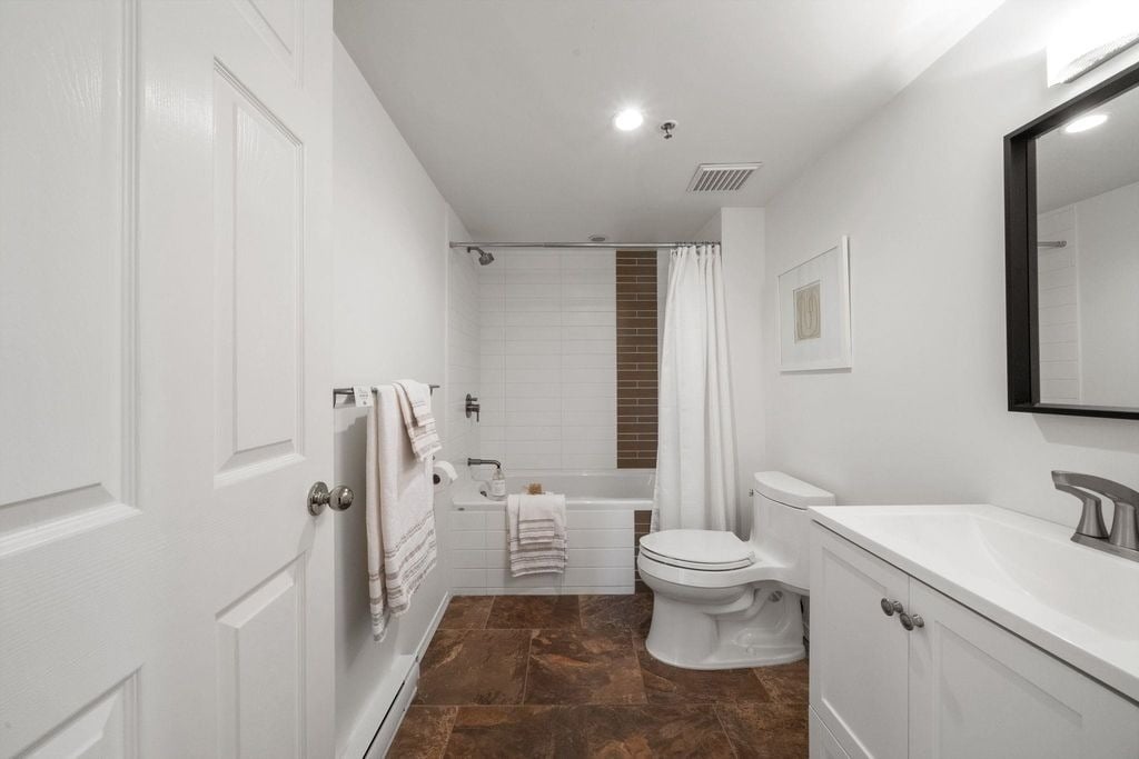 3377 Capilano Cres, #206