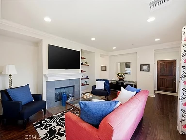 2454 Oswego #301