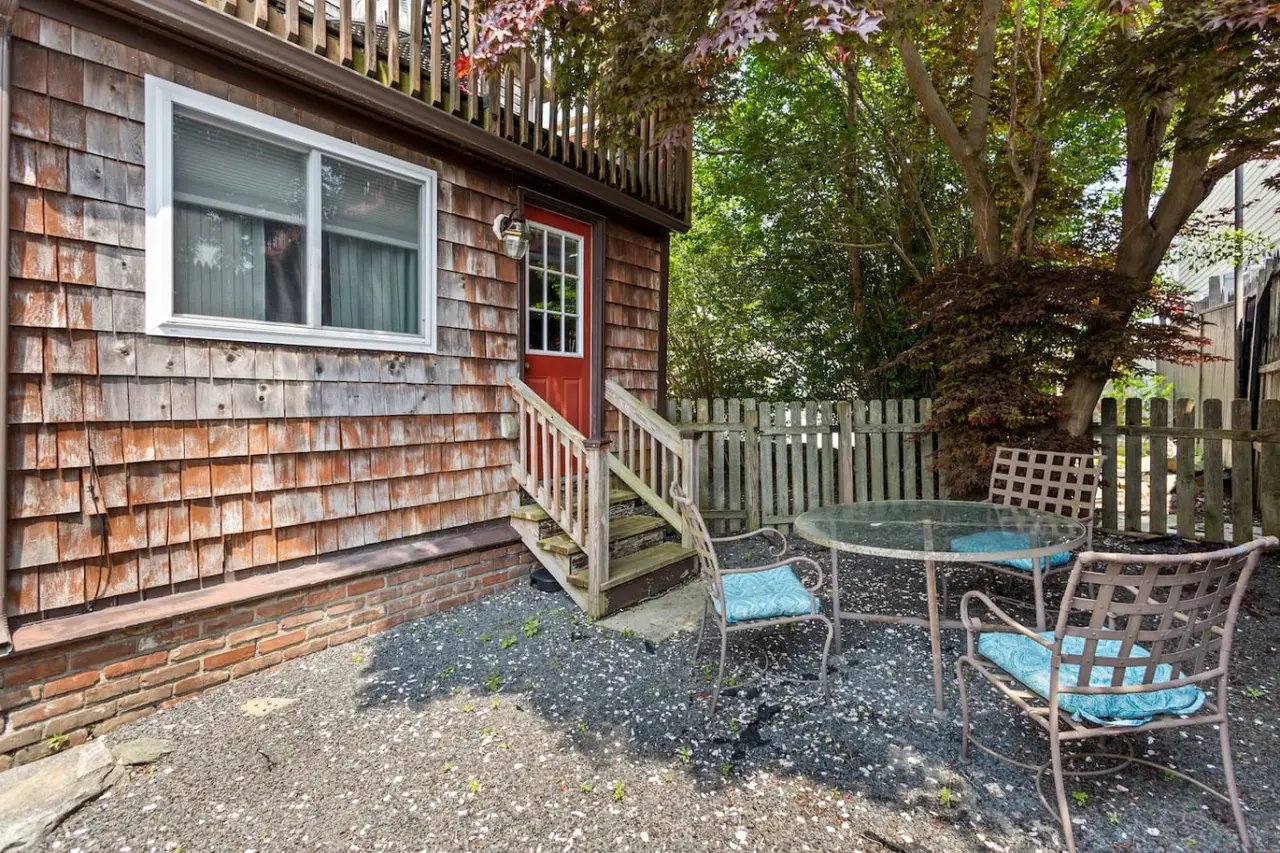 Central Newport 1BR Apartment