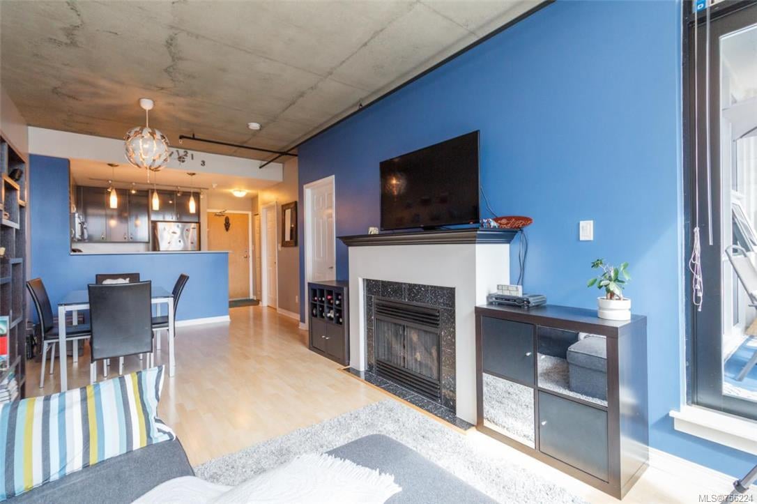405-860 View St