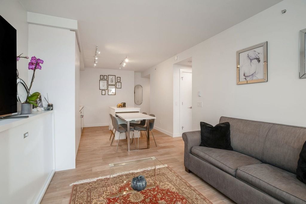 525 Foster Ave, #403