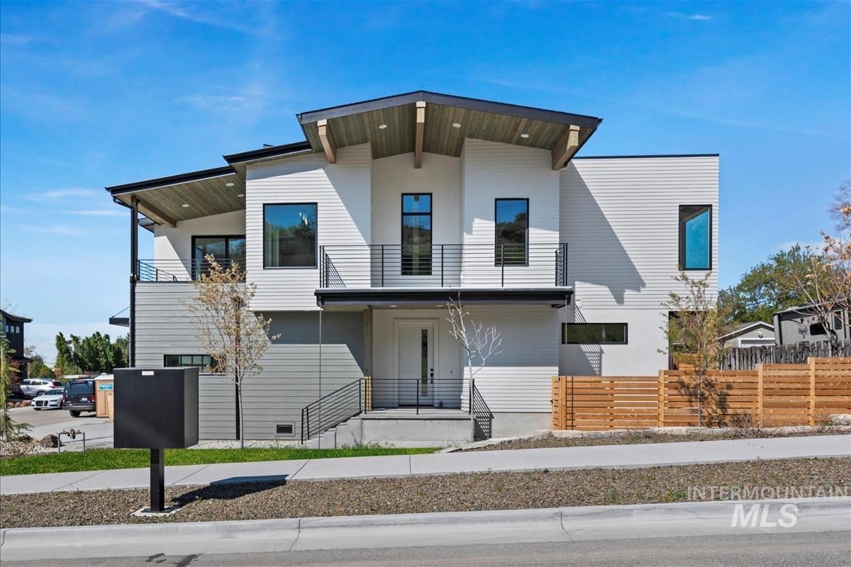 Contemporary Home With Foothills Views in Boise