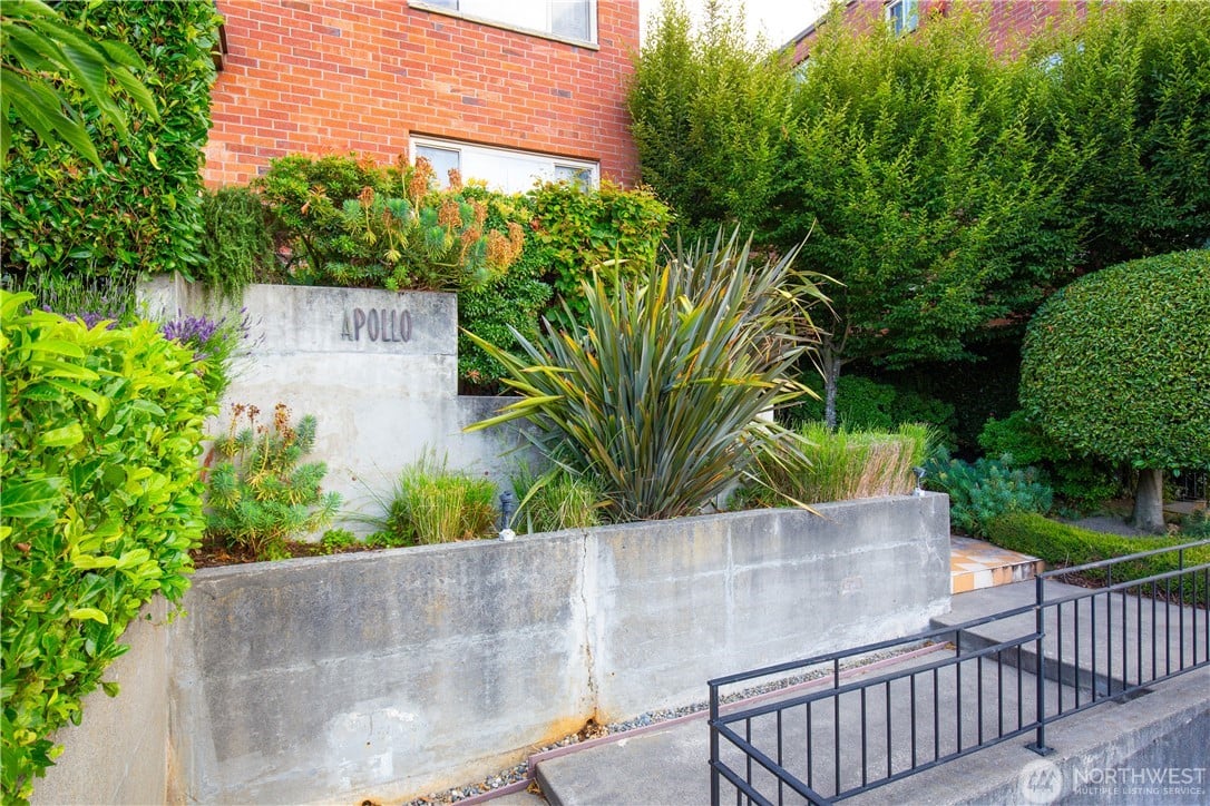 330 W Olympic Place #207