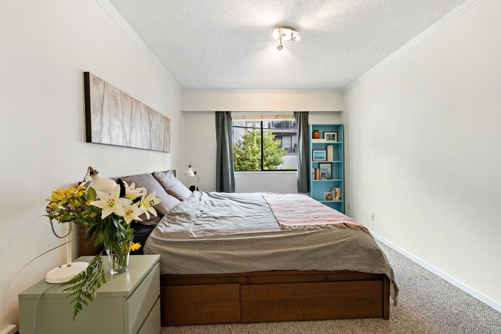 270 W 1st St, #202