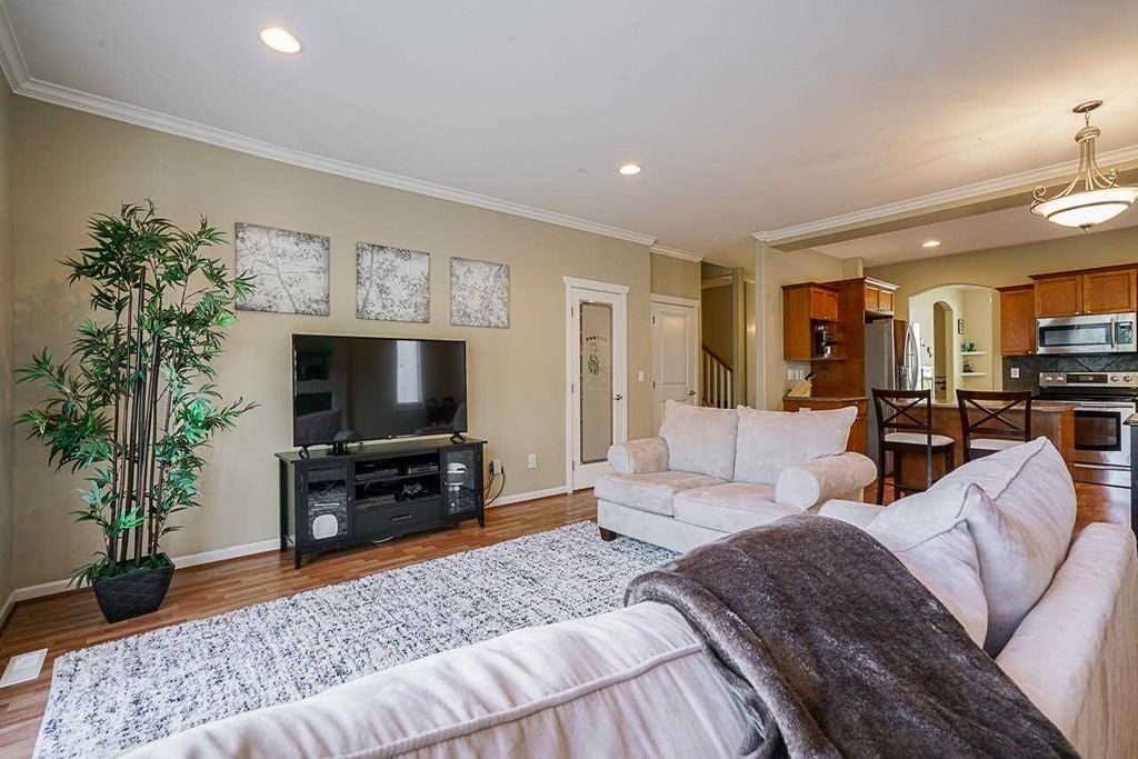 18938 70 Ave