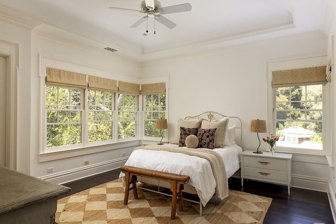 Mandeville Canyon Rd, 90049