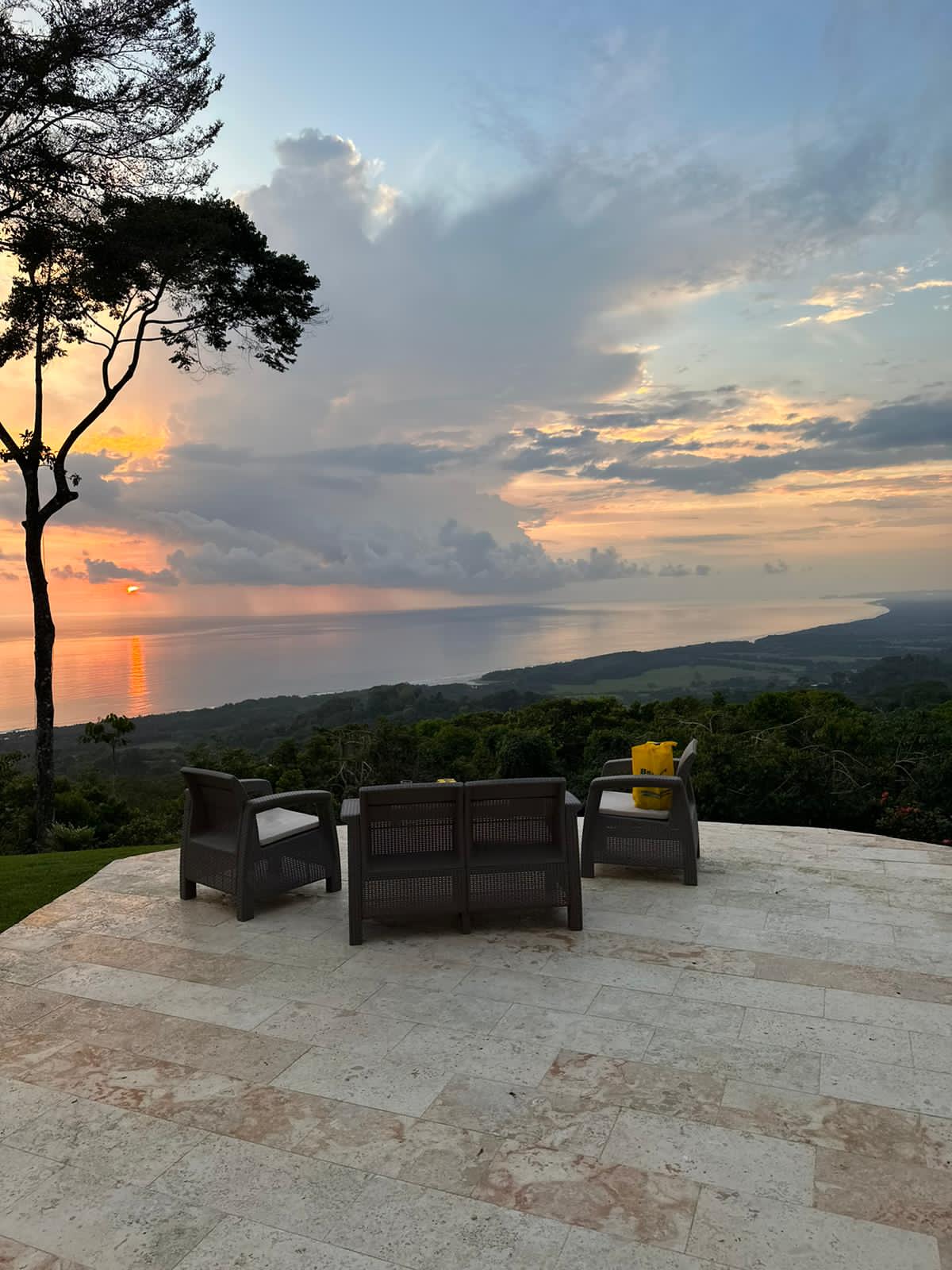 16 ACRES – 6 Bedroom Grand Estate With Guest House, 15 Minutes to Dominical, SPECTACULAR OCEAN VIEWS!!!