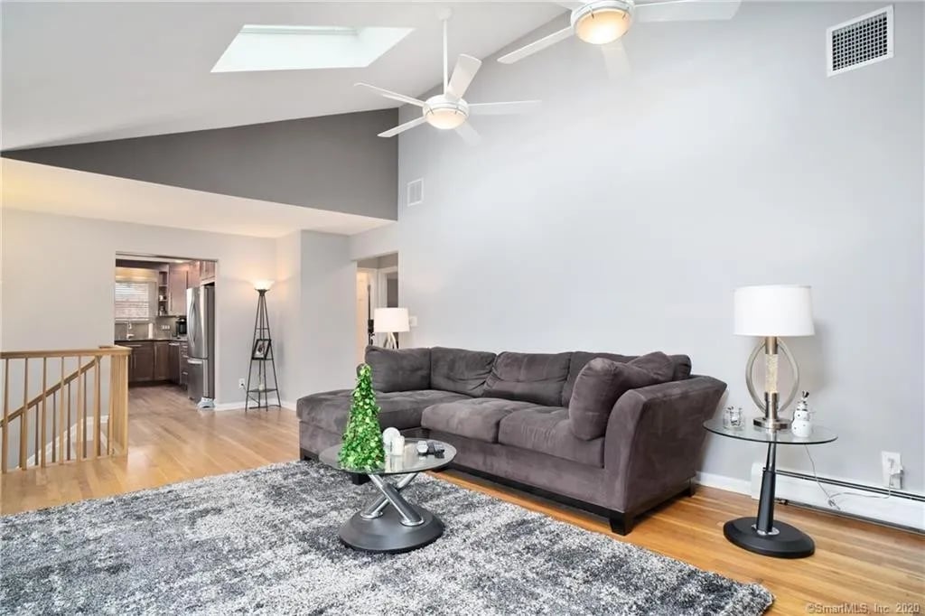 28 Surrey Dr, Norwalk