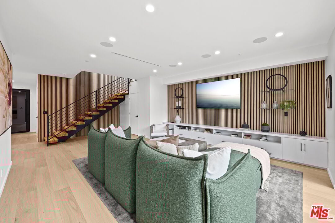 Castle Heights Pl, 90034