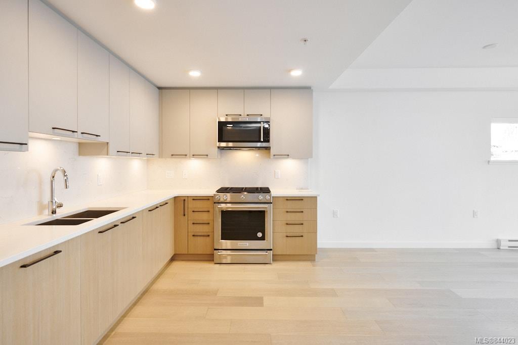 207-7162 W Saanich Rd