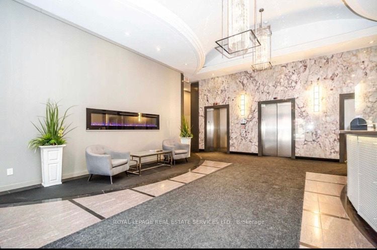 555 Yonge St 502
