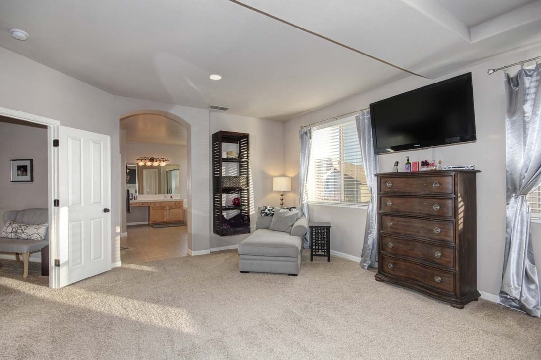 Gorgeous Lincoln 5 Bedroom Home for Sale!
