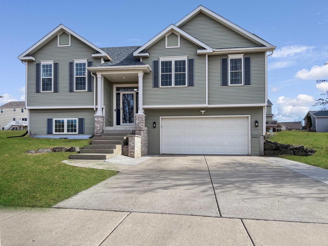 1125 Carriage Dr