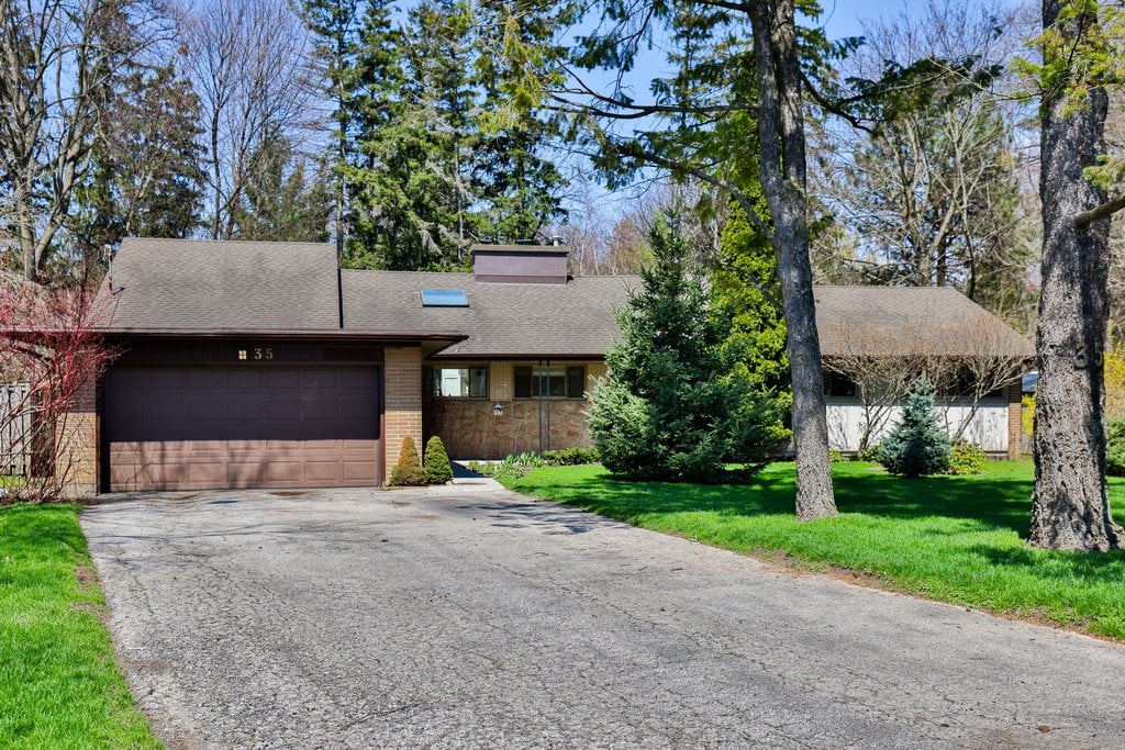 35 Hollyrood Heights Dr