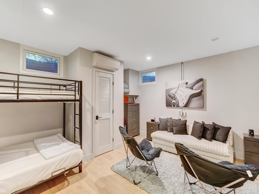 24 W St