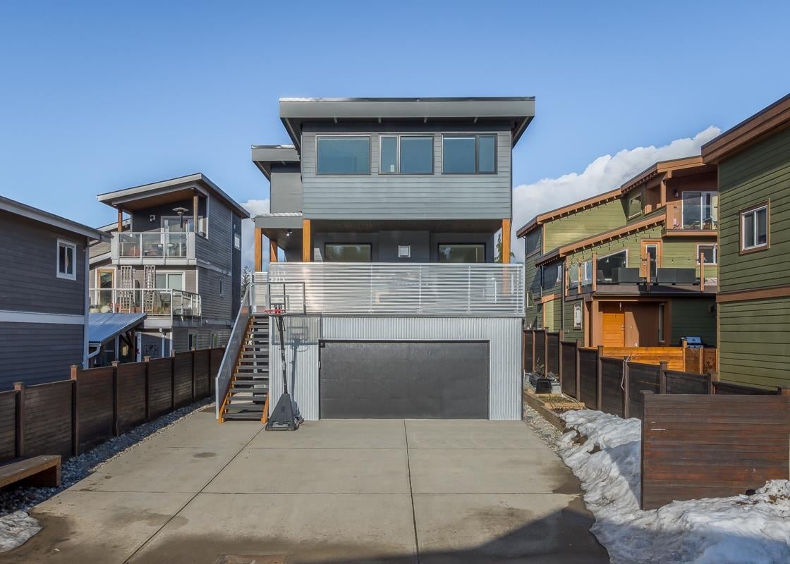 1812 Willow Cres