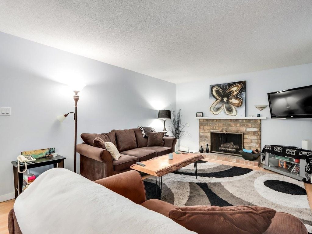 310 E 3rd St, #209