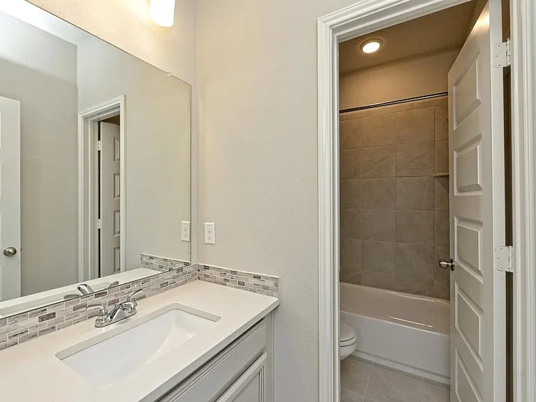 18005 Crofton Cv