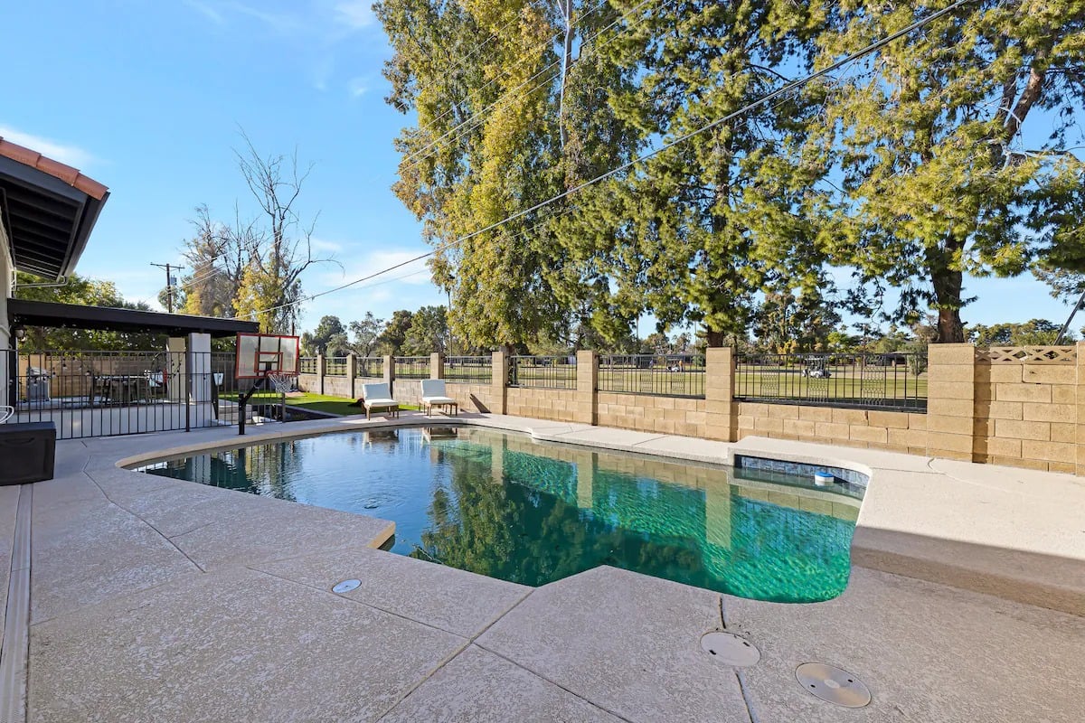 Huge Golf Course Home-Free Heated Pool/Theatre/Gym