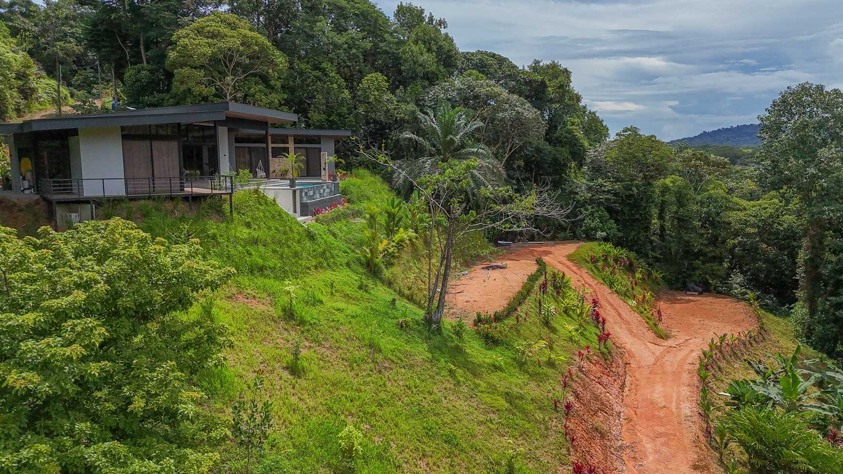 Ojochal Modern Jungle Home with Infinity Pool & Mountain Views