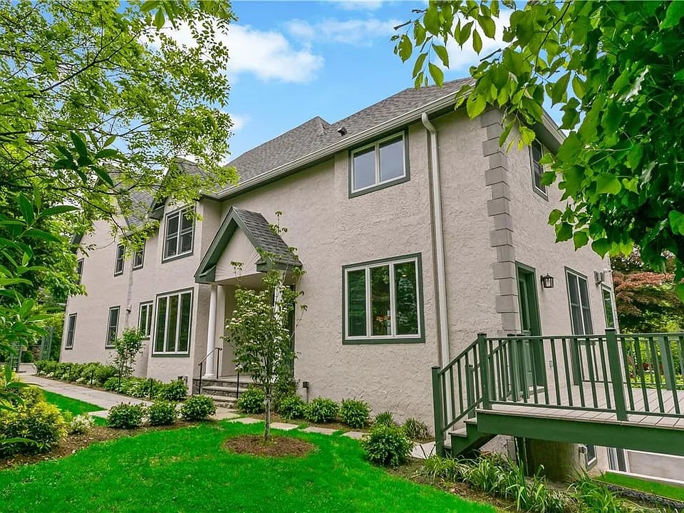 51 Van Wyck St