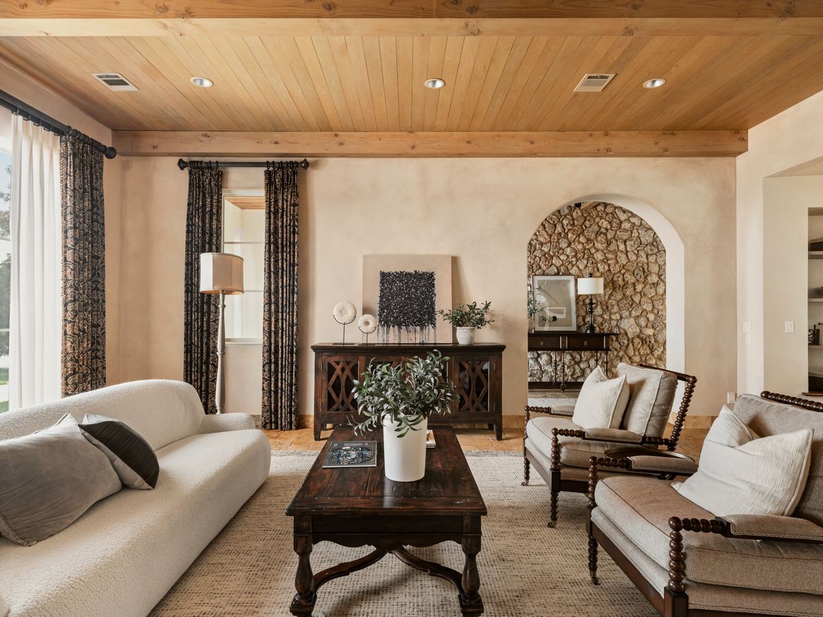 Lakeshore Horizon: Waterfront Villa with Lake & City Views