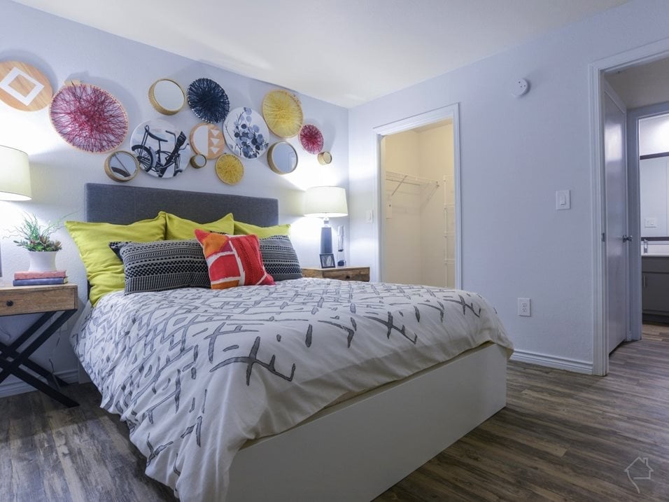 Amazing 2/2, walk to the Domain, up to 10 free weeks!