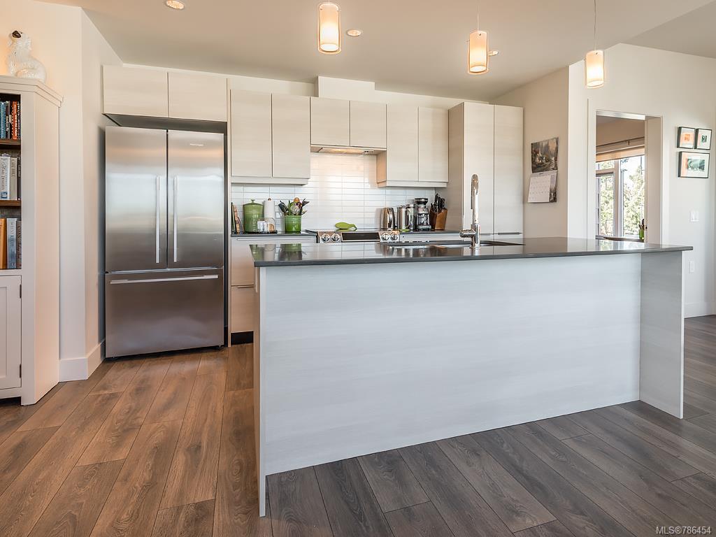 203-3811 Rowland Ave, Saanich