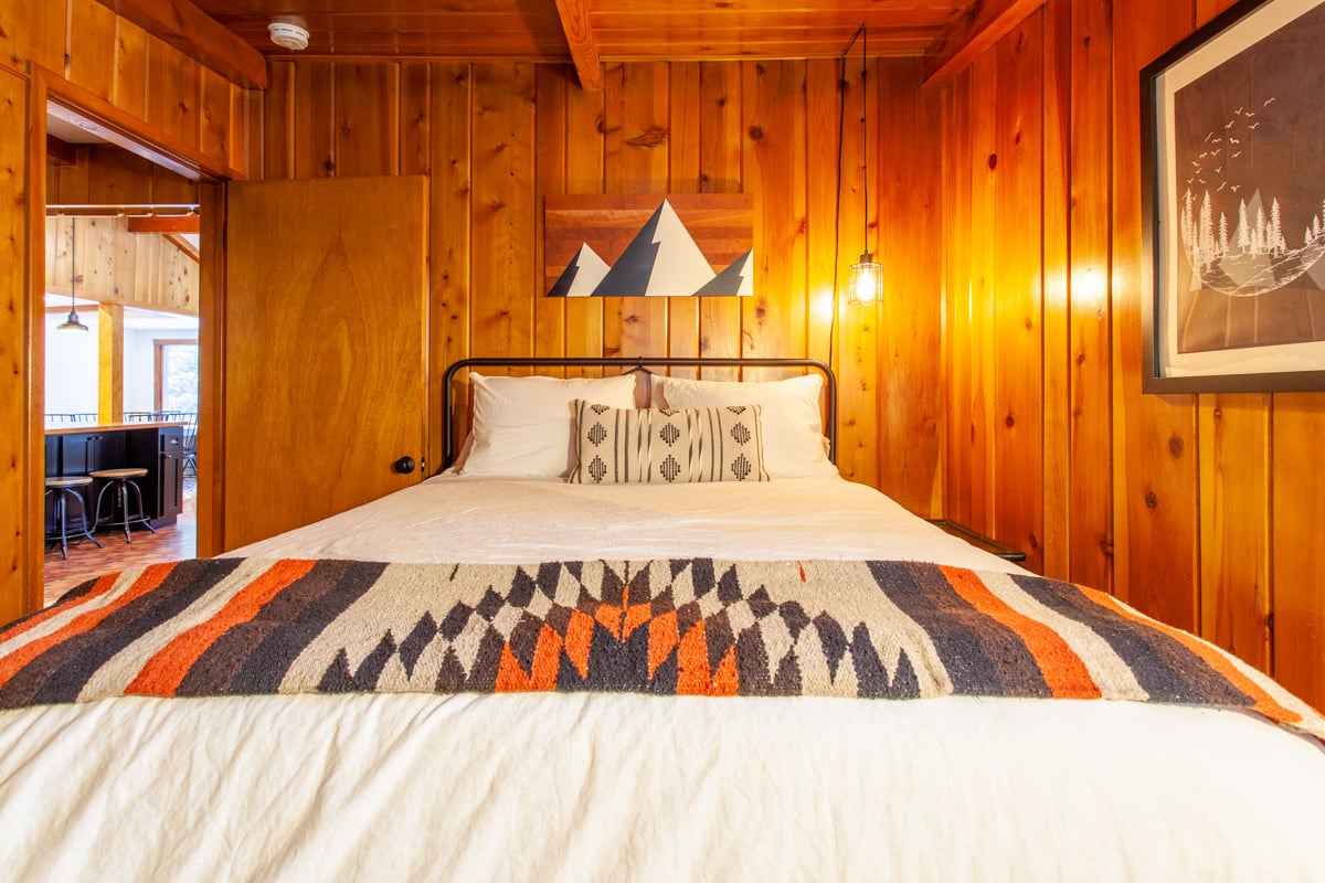 Private Cabin with hot tub, walk to village