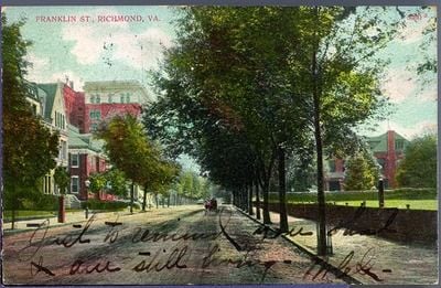 1908 postcard of the tree-lined 900 block of West Franklin Street, with houses and pedestrians.