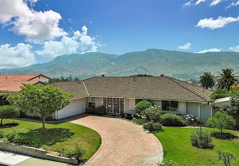 370 E View Dr