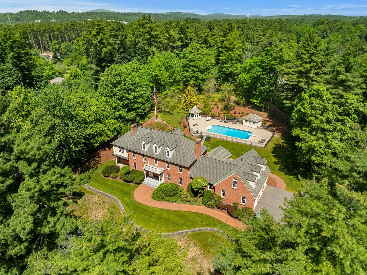 56 Oak Dr, Bedford NH