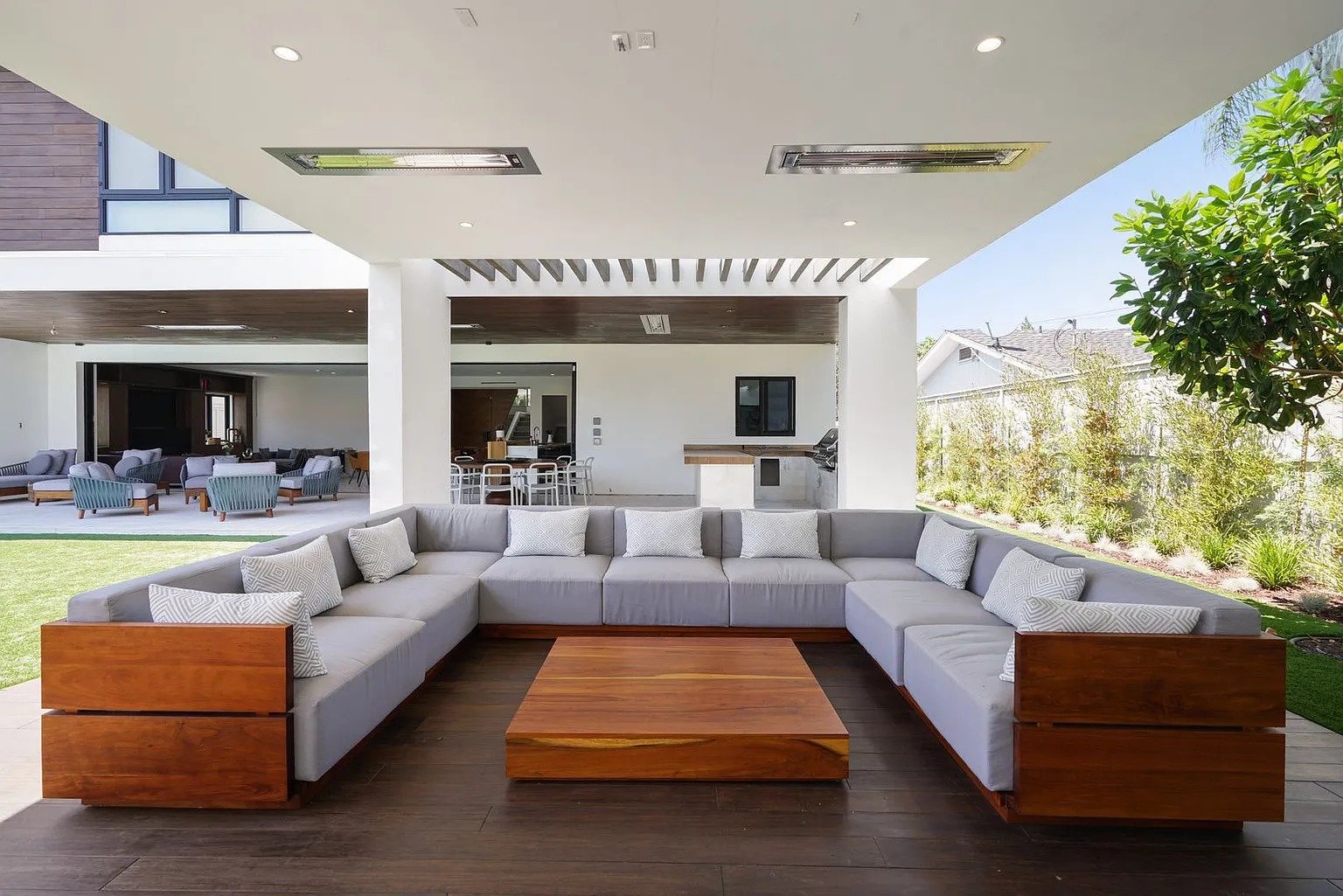 551 Country Club Ln
