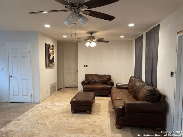 5122 Round Table Dr