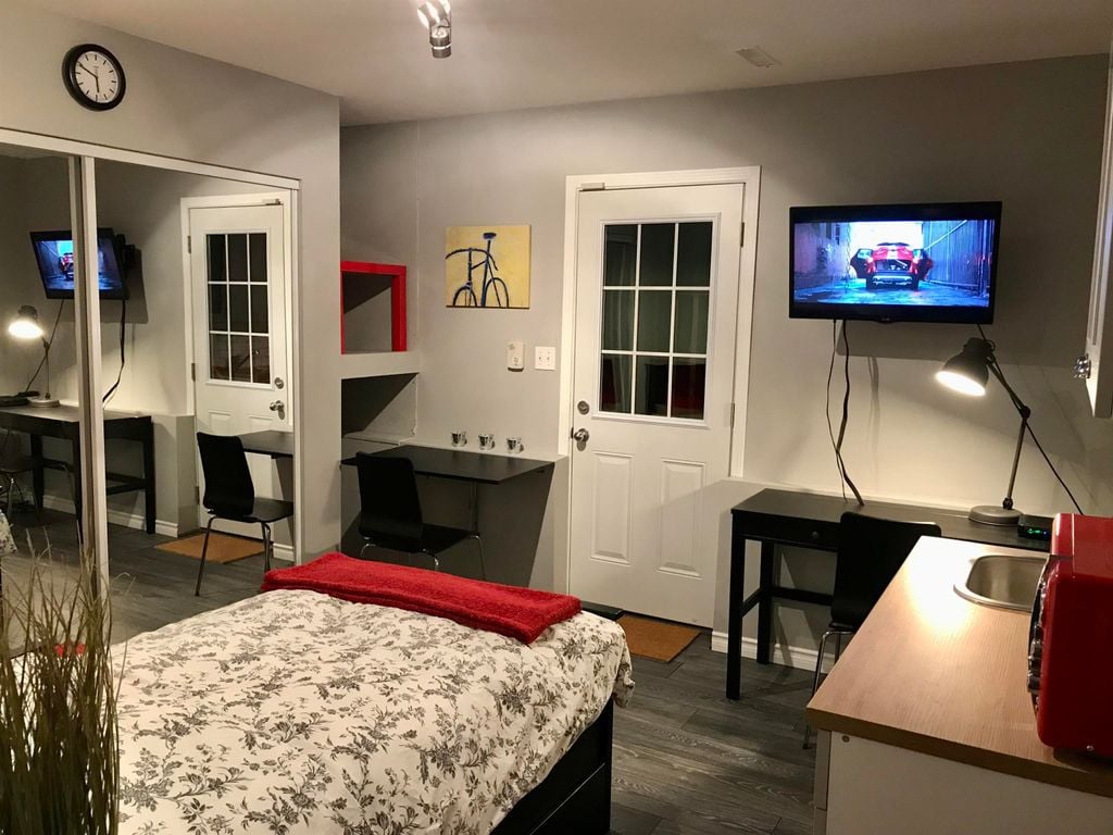 807 Porteau Pl