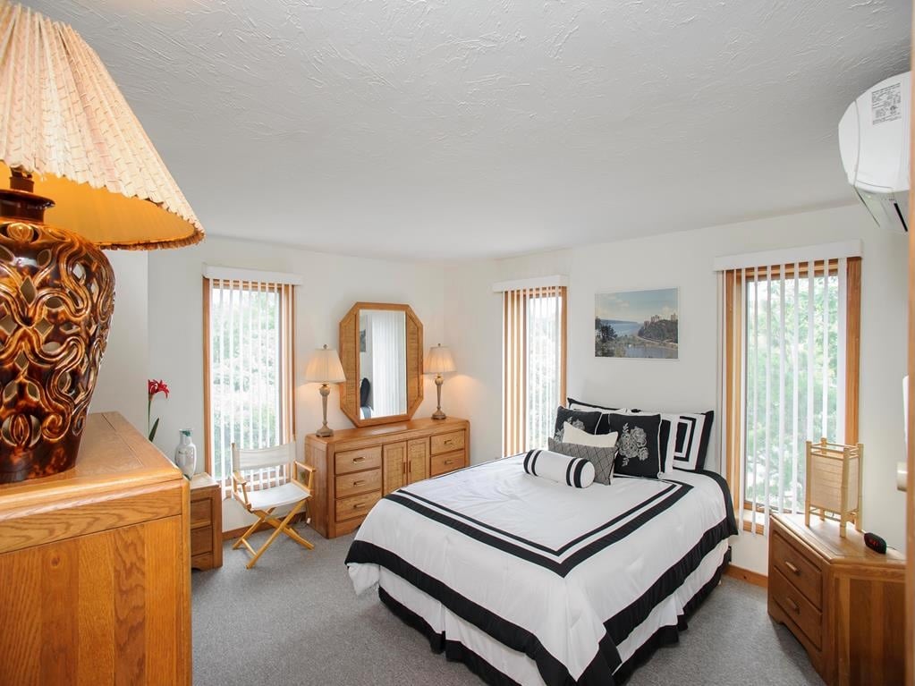 27 Schoolhouse Rd
